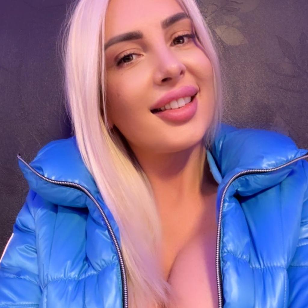 Blond Babe Blond Babe